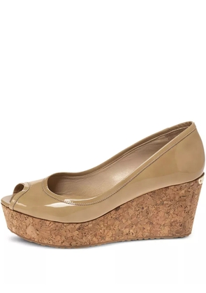 Jimmy Choo Pre-Owned 75mm patent leather cork wedge pumps - Neutrals
