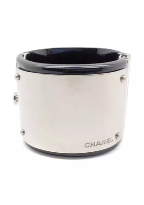 CHANEL Pre-Owned 2007s logo-plaque cuff bracelet - Silver