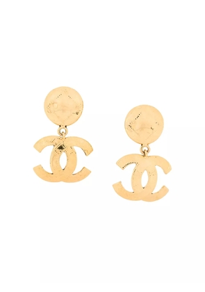 CHANEL Pre-Owned 1994 CC logo drop clip-on earrings - Gold