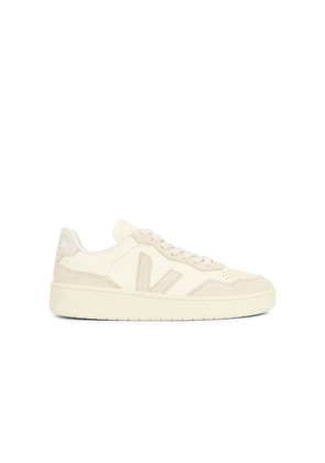 Veja V-90 Sneaker in Beige. Size 36. Also in 39.