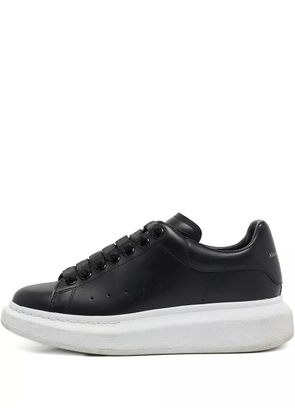 Alexander McQueen Pre-Owned Oversized sneakers - Black