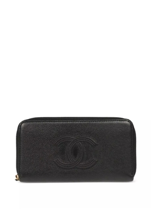 CHANEL Pre-Owned 2018 embossed interlocking CC logo zip wallet - Black