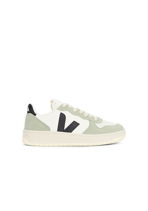 Veja V-10 Sneaker in Green. Size 37. Also in 36, 38.