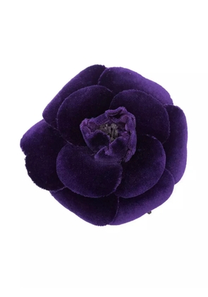 CHANEL Pre-Owned 1980s velvet camellia brooch - Purple