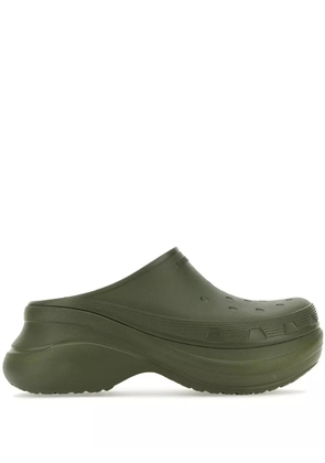Balenciaga x Crocs logo-embossed slides - Green