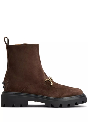 Tod's logo-plaque suede ankle boots - Brown