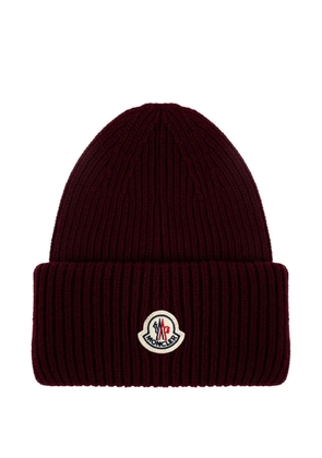 Moncler ribbed logo-patch beanie - Red