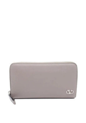 Valentino Garavani Pre-Owned 2010 V-logo signature zipped wallet - Grey