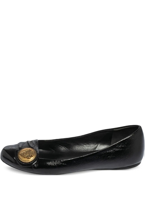 Gucci Pre-Owned Hysteria crest-button patent leather flats - Black