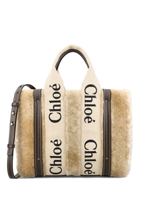 Chloé shearling logo-plaque tote bag - Neutrals
