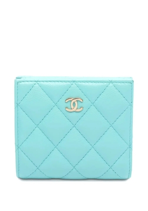 CHANEL Pre-Owned 2021 Small Classic Matelassé bi-fold wallet - Blue