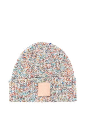 LOEWE ribbed logo-patch beanie - White