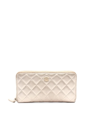 CHANEL Pre-Owned 2014 diamond-quilted long wallet - Gold