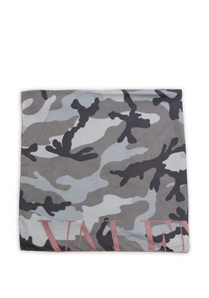 Valentino Garavani Pre-Owned camouflage-print silk scarf - Grey