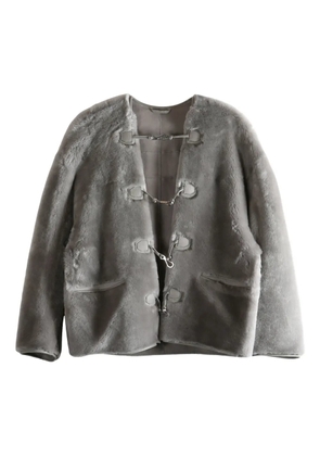 TOTEME toggle-fastening shearling jacket - Grey