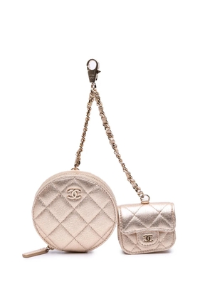 CHANEL Pre-Owned 2024 Metallic Quilted Lambskin Round Clip On Coin Purse Airpods Case - Gold