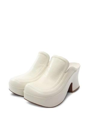 Bottega Veneta Pre-Owned 20s 90mm crocodile-embossed platform mules - White