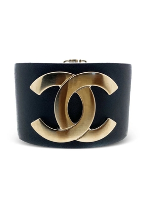 CHANEL Pre-Owned 2017 leather interlocking CC logo cuff bracelet - Gold