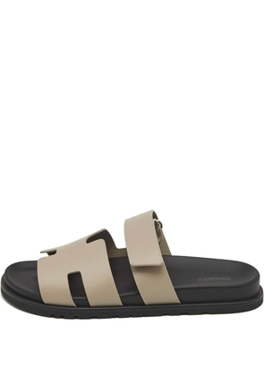 Hermès Pre-Owned Chypre leather buckle flat sandals - Grey