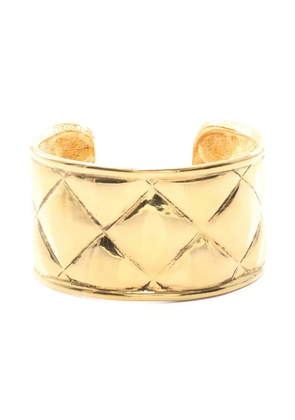 CHANEL Pre-Owned 1986-1988 diamond-embossed bangle - Gold