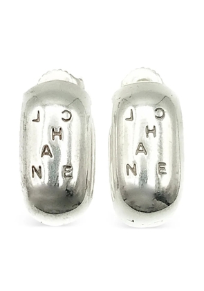 CHANEL Pre-Owned 2000s sterling silver logo huggie earrings