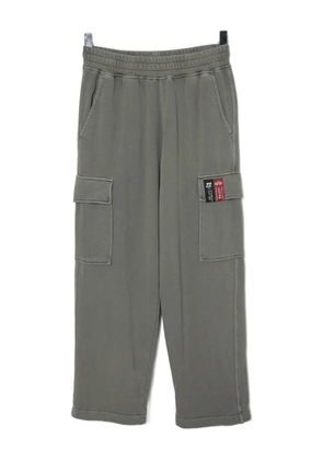 izzue logo-patch trousers - Green