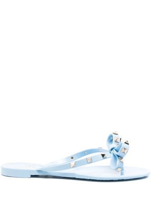 Valentino Garavani Rockstud bow-detail flip-flops - Blue