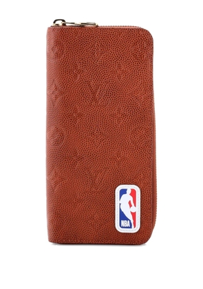 Louis Vuitton Pre-Owned LV x NBA Zippy Wallet Monogram Embossed Leather Vertical small wallets - Brown