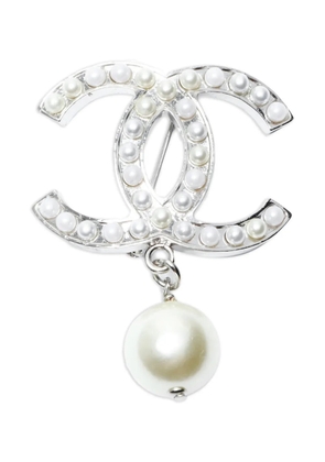 CHANEL Pre-Owned 2005 CC faux-pearl brooch - Silver