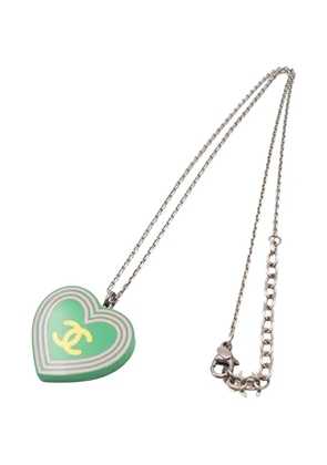 CHANEL Pre-Owned 2004 Silver Plated CC Resin Heart Pendant Necklace costume necklace - Green