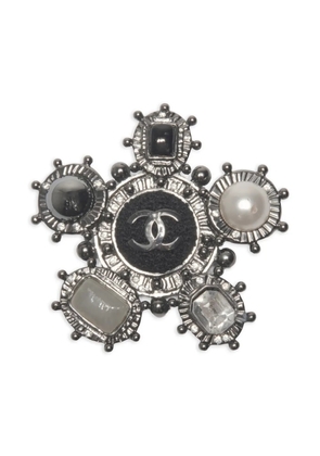 CHANEL Pre-Owned 2005 cc mark flower shape brooch - Black