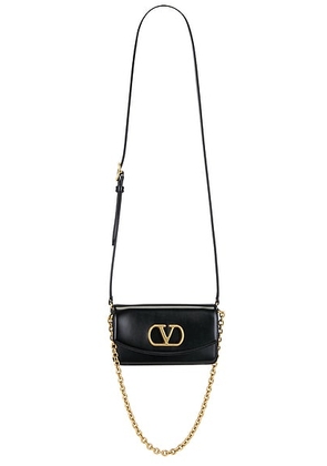 Valentino Garavani Vain Small Clutch in Nero - Black. Size all.