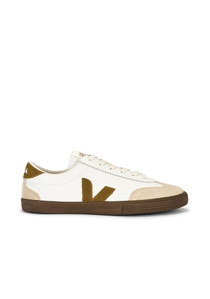 Veja Volley Sneaker in White  Tent  & Bark - White. Size 40 (also in 41, 42, 43, 44, 45, 46).