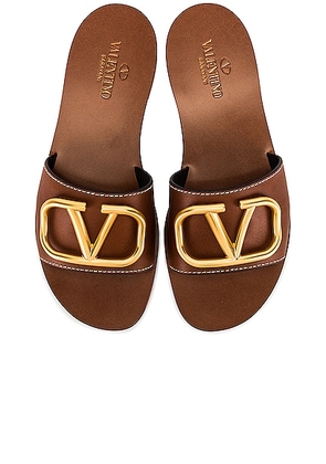 Valentino Garavani V Logo Slides in Cuoio - Brown. Size 36 (also in ).