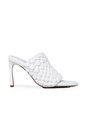 Bottega Veneta Padded Leather Sandals in Optic White - White. Size 39.5 (also in 35, 36, 36.5, 37, 37.5, 38, 38.5, 40).