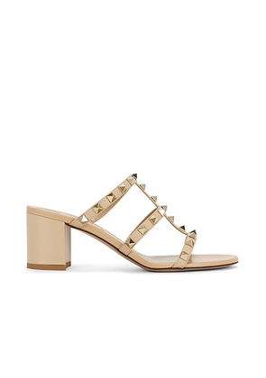 Valentino Garavani Rockstud Slide in Sabbia - Cream. Size 36 (also in 36.5, 37, 41).