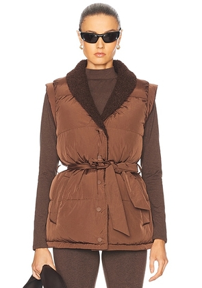 Varley Lanville Wrap Puffer Gilet Vest in Chestnut & Coffee Bean - Brown. Size L (also in ).