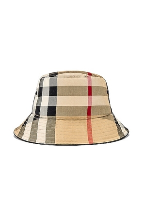 Burberry Check Bucket Hat in Archive Beige - Beige. Size S (also in ).
