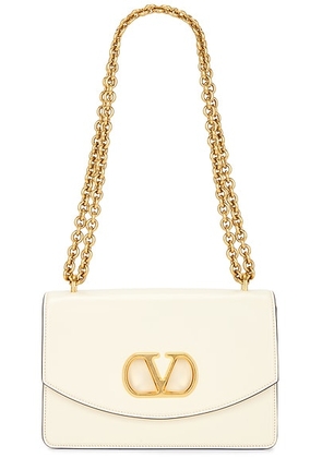 Valentino Garavani Vain Shoulder Bag in Butter White - White. Size all.