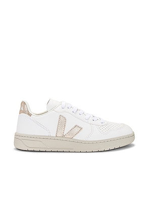 Veja V-10 Sneaker in Extra White & Platine - White. Size 37 (also in ).