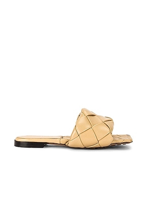 Bottega Veneta The Lido Sandals in Cane Sugar - Neutral. Size 36 (also in 38, 41).