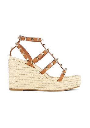 Valentino Garavani Rockstud Espadrille Wedge in Almond Beige & Naturale - Beige. Size 41 (also in ).