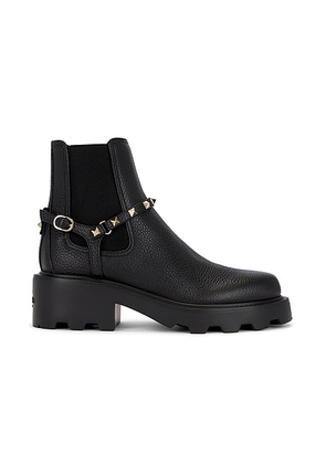 Valentino Garavani Rockstud Beatle Boot in Nero - Black. Size 39 (also in 36, 36.5, 37, 37.5, 38.5, 39.5, 40, 41).