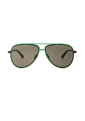 Bottega Veneta Light Ribbon Pilot Sunglasses in Green - Green. Size all.