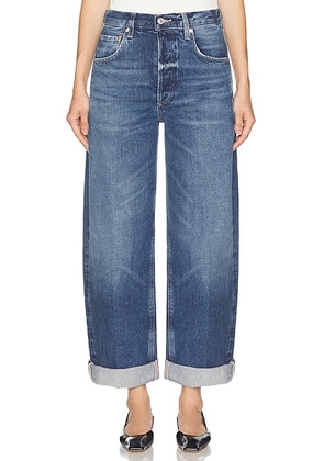 Citizens of Humanity Ayla Baggy Jeans in Claremont - Blue. Size 24 (also in 23, 25).