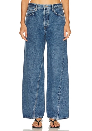 AGOLDE Twist Low Slung Baggy Jeans in Myth - Blue. Size 23 (also in 24, 25, 26, 27, 28, 29, 30, 31, 32, 33, 34).