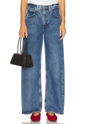 AGOLDE Low Curve Jeans in Myth - Blue. Size 23 (also in 24, 25, 26, 27, 28, 30, 31, 33, 34).