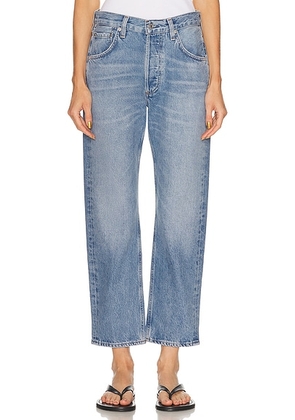 Citizens of Humanity Winslow Low Rise Boyfriend in Corrin - Blue. Size 26 (also in 24, 25, 27, 28, 29, 30, 31, 33).