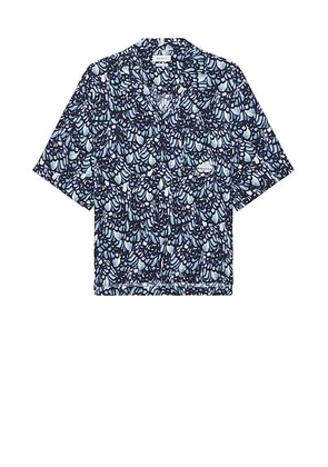 McQueen Boxy Feather Print Hawaiian Shirt in Blue - Blue. Size 15.5 (also in 16, 16.5, 17).