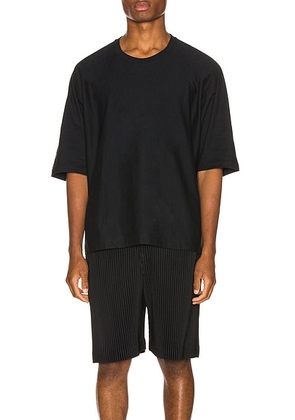 Homme Plisse Issey Miyake Release Tee in Black - Black. Size 3 (also in 2).